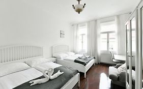 Comfort Central Apartment, 4Bdrm, 2Bthrm